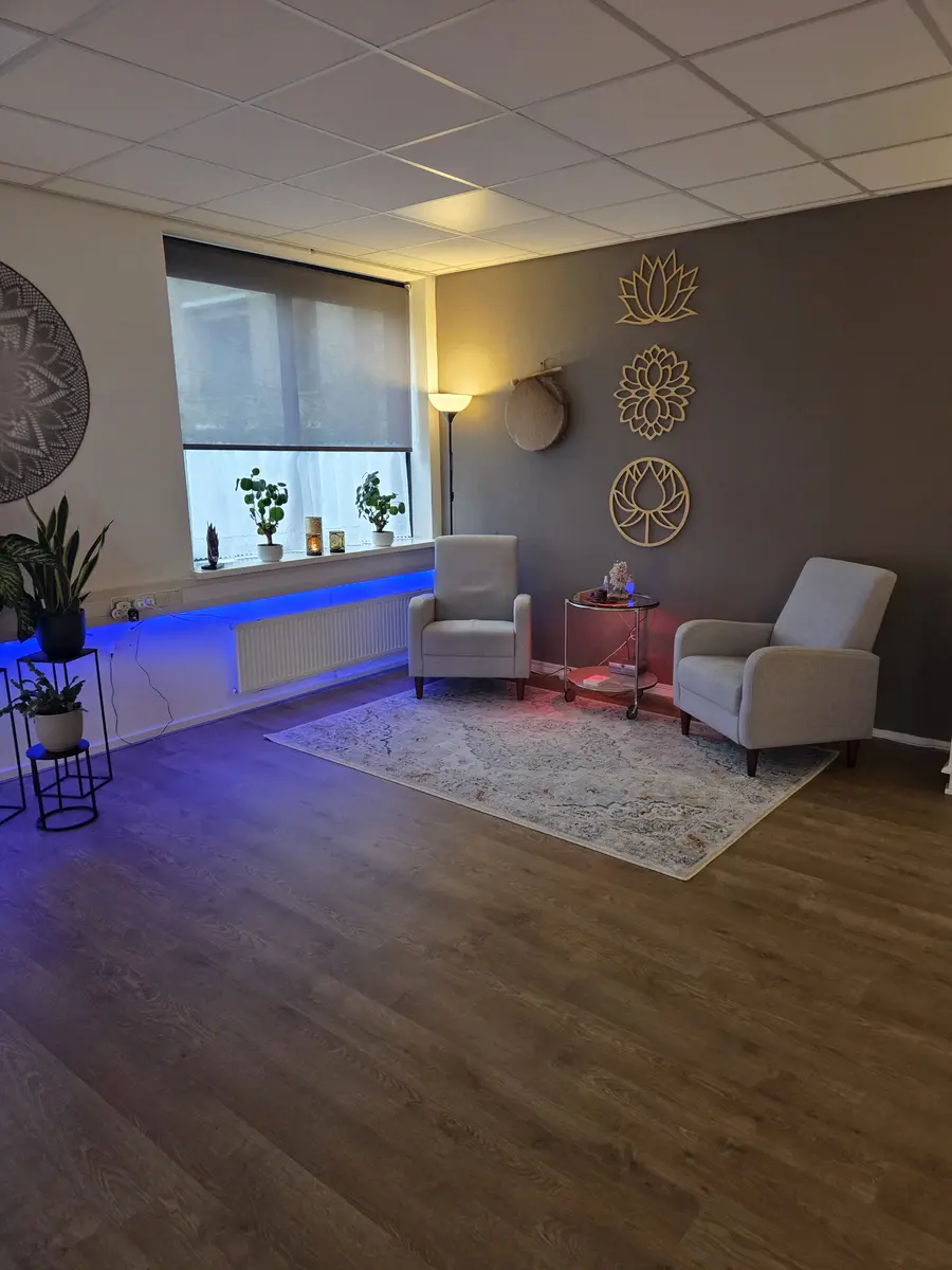 Rustige cursus- en gespreksruimte van Essence Healing in Gouda